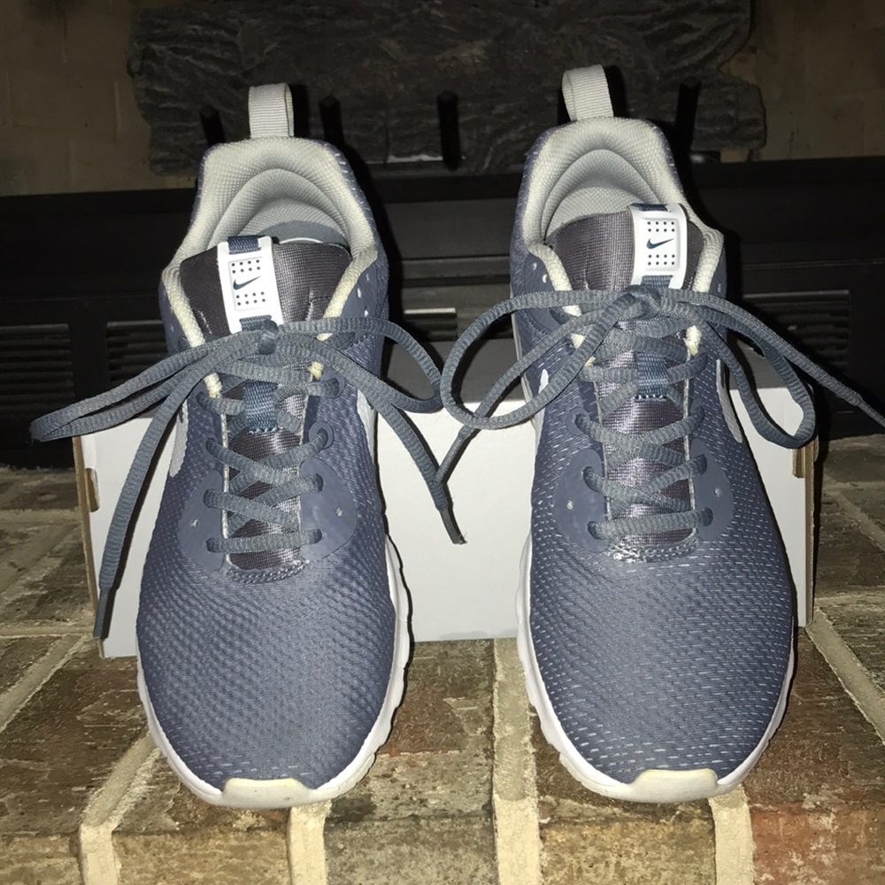 Nike tennis shoes - Picture 3 of 4